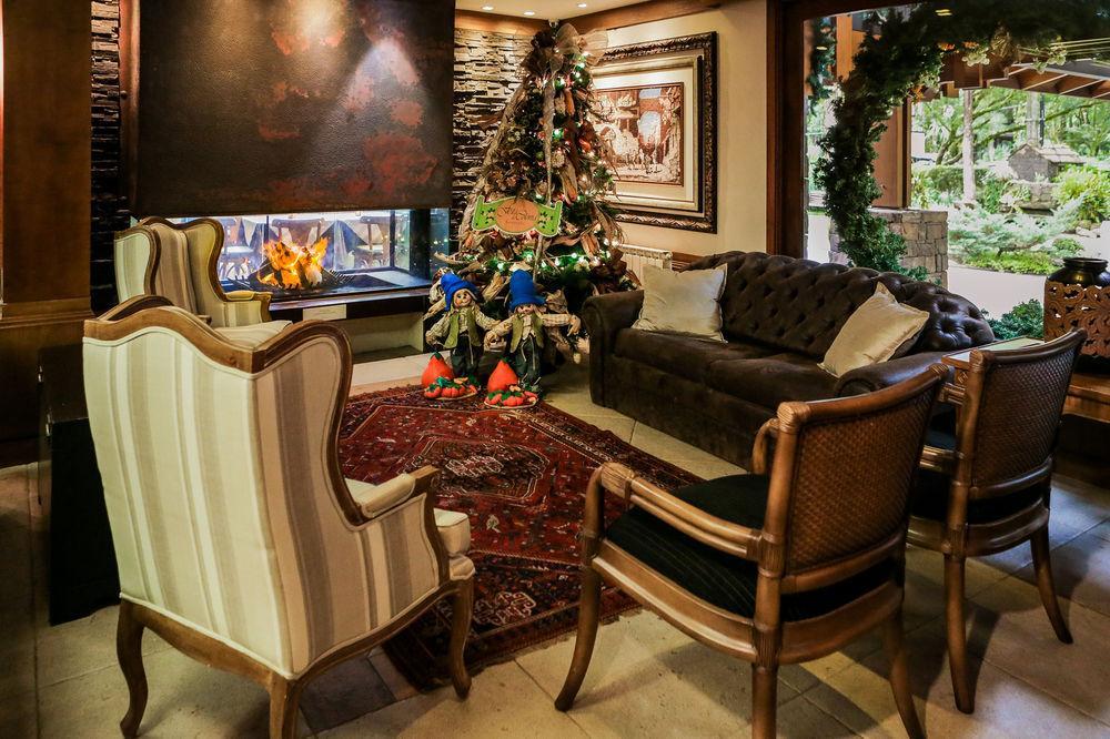 גראמדו Bavaria Sport Hotel מראה חיצוני תמונה The interior of the home of the late Michael Jackson